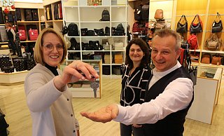 Ute Wagner (links) übergibt den Schlüssel ihres Ladens "Leder Reese" an Jens und Dana Fedeler. Sie führen das Geschäft ab sofort weiter. Ute Wagner verabschiedet sich in den Ruhestand. - Alexandra Schaller Ute Wagner (links) übergibt den Schlüssel ihres Ladens "Leder Reese" an Jens und Dana Fedeler. Sie führen das Geschäft ab sofort weiter. Ute Wagner verabschiedet sich in den Ruhestand. - Alexandra Schaller