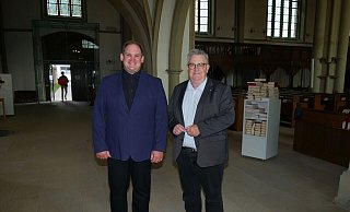 Wolfgang Loest (links) wurde durch Kirchenrat Tobias Treseler aus seinem Amt als Social Media Pfarrer verabschiedet. - Lippische Landeskirche