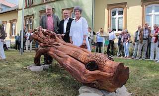 &bdquo;Von der alten Chaussee in Waterloo in die Zukunft von Kalletal": Der stellvertretende B&uuml;rgermeister Dieter Hartwig (links), B&uuml;rgermeister Mario Hecker und K&uuml;nstlerin Renate L&uuml;bbing pr&auml;sentieren das Werk. - Carolin Brokmann