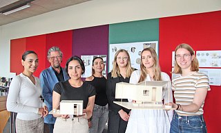 Ecem-Aylin Kucuk, Prof. Ulrich Nether, Marjory Azurin Taboadam, Vida Fakhimi, Kristina Stoz, Anastasia Mouratidou und Skaidrit Bischoff (von links) von der TH OWL waren mit dem Projekt Mobiles Projektbüro befasst und haben teilweise sogar Modelle erstellt. - Cordula Gröne(LZ) Ecem-Aylin Kucuk, Prof. Ulrich Nether, Marjory Azurin Taboadam, Vida Fakhimi, Kristina Stoz, Anastasia Mouratidou und Skaidrit Bischoff (von links) von der TH OWL waren mit dem Projekt Mobiles Projektbüro befasst und haben teilweise sogar Modelle erstellt. - Cordula Gröne(LZ)