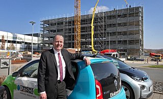 Optimismus im Frühjahr: Bei der Jahrespressekonferenz Ende März präsentierte Frank Stührenberg, Vorsitzender der Geschäftsführung, stolz den entstehenden Verwaltungsbau am Standort Blomberg. Andere geplante Investitionen liegen aufgrund der schwächelnden Weltwirtschaft derzeit auf Eis. - Bernhard Preuss