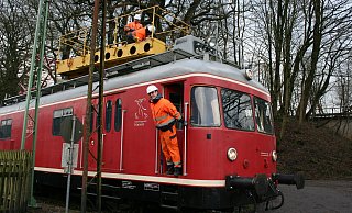 Raphael Kahlert (vorn) sowie Adrian Fahrenkamp und Frank Muth (oben) arbeiten vom Turmtriebwagen aus an der Oberleitung. Dort stehen ein neuer und ein alter Mast noch nebeneinander. - Sylvia Frevert Raphael Kahlert (vorn) sowie Adrian Fahrenkamp und Frank Muth (oben) arbeiten vom Turmtriebwagen aus an der Oberleitung. Dort stehen ein neuer und ein alter Mast noch nebeneinander. - Sylvia Frevert