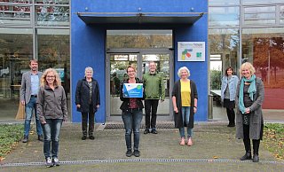 Gemeinsam arbeiten (von links) Matthias Tiemann, Christine Lambregts-Schmidt, Petra Fecke, Katrin Wenzel, Klaus Naber, Marion Höcker (Topehlen Schule), Dorit Meier, Schulleiterin der Realschule sowie Theresa Küster (Realschule) am internationalen Projekt. - Carolin Brokmann-Förster Gemeinsam arbeiten (von links) Matthias Tiemann, Christine Lambregts-Schmidt, Petra Fecke, Katrin Wenzel, Klaus Naber, Marion Höcker (Topehlen Schule), Dorit Meier, Schulleiterin der Realschule sowie Theresa Küster (Realschule) am internationalen Projekt. - Carolin Brokmann-Förster