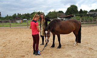 Lea übt mit Pferd "Madona" zum Thema Nähe und Distanz. Es geht darum, eine Bindung aufzubauen und das Tier ohne an den Zügeln zu ziehen zu bewegen. Leiterin Virginia Hein schautz zu und gibt Tipps. - Nadine Uphoff