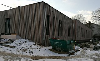 Einige Geb&auml;udeabschnitte der neuen Jacobischule samt B&uuml;rgerzentrum und Verwaltungsneubau sind mit Holz verkleidet. - Gemeinde Kalletal