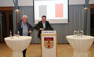 Glückwunsch nach Corona-Art: Wahlleiter Patrick Herrmann gratuliert dem Stichwahl-Gewinner Thomas Katzer (SPD) per Ellbogen-Kick. Der unterlegene Dr. Andreas Wulf (CDU) ließ sich nicht blicken. Sein Tisch blieb leer. - Dieter Asbrock