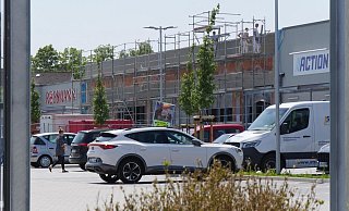 Das Schild mit allen Märkten des Fachmarktzentrums steht längst. Bislang hat allerdings erst die Action-Filiale geöffnet. Am Lidl-Markt ist noch am meisten zu tun. - Jost Wolf
