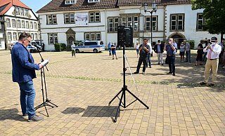 Rede von Klaus Lange auf dem Marktplatz. - Nicole Ellerbrake Rede von Klaus Lange auf dem Marktplatz. - Nicole Ellerbrake