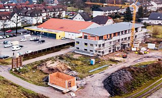 Am Kirchweg hinter dem Netto entstehen gerade etwa 40 Wohnungen in vier Häusern. Der Bauunternehmer überlegt zudem, ob er eine Pflege vor Ort anbieten wird. - Torben Gocke