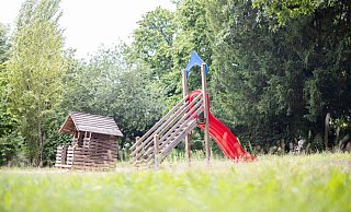 Ein Klettergerüst steht auf einem Spielplatz. - Marcel Kusch/dpa/Symbolbild Ein Klettergerüst steht auf einem Spielplatz. - Marcel Kusch/dpa/Symbolbild