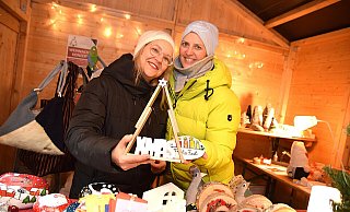 Bianca M&uuml;ller (links) und Silke Schmidt geh&ouml;ren zur Kreativgruppe des Niklas-Luhmann-Gymnasiums. Das ganze Jahr &uuml;ber sind dort Unikate hergestellt worden. - Karin Prignitz