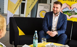 Der Augustdorfer SPD-Bürgermeisterkandidat Mats Uffe Schubert stellt sich vor der Stichwahl am Sonntag gut gelaunt den Fragen von LZ-Redakteurin Cordula Gröne. - Raphael Bartling Der Augustdorfer SPD-Bürgermeisterkandidat Mats Uffe Schubert stellt sich vor der Stichwahl am Sonntag gut gelaunt den Fragen von LZ-Redakteurin Cordula Gröne. - Raphael Bartling