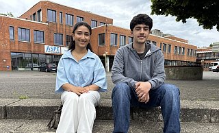 Rosin Rafo Haji und Motasem Rouk (von links) haben die Klasse 10 an der Gesamtschule Aspe mit Erfolg abgeschlossen und wollen hier ihren Weg zum Abitur weitergehen. - Sandra Castrup