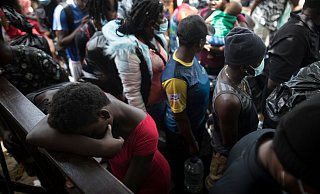 Migranten warten inmitten der Corona-Pandemie auf ein Boot, das sie nach Capurgana an der Grenze zu Panama bringen soll. - Foto: Ivan Valencia/AP/dpa Migranten warten inmitten der Corona-Pandemie auf ein Boot, das sie nach Capurgana an der Grenze zu Panama bringen soll. - Foto: Ivan Valencia/AP/dpa