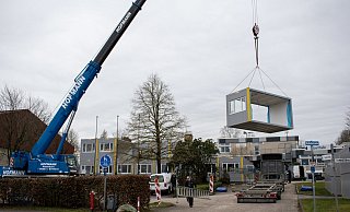 Mit einem Kran wurden die 48 Container in drei Stockwerken aufgestellt. - Stadt Horn-Bad Meinberg