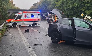 Zwei Personen werden bei dem Unfall am Morgen schwer verletzt. - Feuerwehr Barntrup Zwei Personen werden bei dem Unfall am Morgen schwer verletzt. - Feuerwehr Barntrup