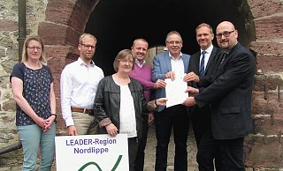 Die Regionalmanager Diana Rieke und Borris Ortmeier sowie die vierBürgermeister Monika Rehmert, Mario Hecker, Friedrich Ehlert und JürgenSchell nehmen den Förderbescheid von Konstantin Plümer von derBezirkregierung entgegen (von links). - Wulf Daneyko Die Regionalmanager Diana Rieke und Borris Ortmeier sowie die vierBürgermeister Monika Rehmert, Mario Hecker, Friedrich Ehlert und JürgenSchell nehmen den Förderbescheid von Konstantin Plümer von derBezirkregierung entgegen (von links). - Wulf Daneyko