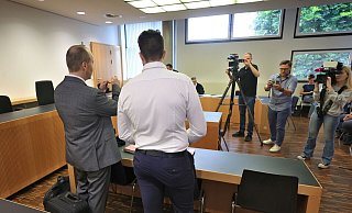 Der Angeklagte (Mitte) steht mit seinem Anwalt im Verhandlungssaal. - Karl-Josef Hildenbrand/dpa Der Angeklagte (Mitte) steht mit seinem Anwalt im Verhandlungssaal. - Karl-Josef Hildenbrand/dpa
