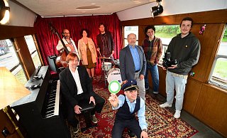 Das symbolische Startsignal für den „Wunderland-Express" gibt Raphael Kahlert von der Landeseisenbahn Lippe. Um ihn herum gruppieren sich (von links) Matthias Klause-Gauster, Alexander Quaet-Faslem, Christin Kirsch, Helge Neuhaus, Thomas Behrend, Isabel Remer und Josha Vinke. - Nicole Ellerbrake Das symbolische Startsignal für den „Wunderland-Express" gibt Raphael Kahlert von der Landeseisenbahn Lippe. Um ihn herum gruppieren sich (von links) Matthias Klause-Gauster, Alexander Quaet-Faslem, Christin Kirsch, Helge Neuhaus, Thomas Behrend, Isabel Remer und Josha Vinke. - Nicole Ellerbrake