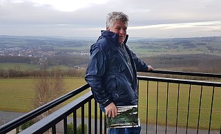 Auf seinem Hausberg fühlt sich Hans Böhm wohl. Wer zunächst die 371 Meter zur Hohen Asch erklimmt und danach noch die Rundtreppe im 15 Meter hohen Aussichtsturm
bezwingt, der wird mit einem grandiosen Panoramablick belohnt. - Katrin Kantelberg Auf seinem Hausberg fühlt sich Hans Böhm wohl. Wer zunächst die 371 Meter zur Hohen Asch erklimmt und danach noch die Rundtreppe im 15 Meter hohen Aussichtsturm
bezwingt, der wird mit einem grandiosen Panoramablick belohnt. - Katrin Kantelberg
