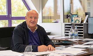 Siegbert Wortmann an seinem Arbeitsplatz. Lila ist dabei die Farbe der Firma. - David Scholtissek