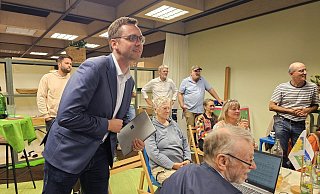 Am Wahlabend hat Bürgermeister Matthias Kalkreuter bei den Grünen im Büro an der Langen Straße vorbeigeschaut. Zu dem Zeitpunkt lag sein Ergebnis über 50 Prozent, doch wenig später stand fest, es wird eine Stichwahl mit Frederik Topp (CDU) geben. Und dann ist da die AfD, die eine Klage ankündigt. - Astrid Sewing
