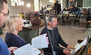 Vikar Gregor Block (von links), Pastorin Bettina Hanke-Postma und Superintendent Holger Postma proben für den ersten Online-Gottesdienst. Im Hintergrund ist das Technik-Team um Social-Media-Pfarrer Wolfgang Loest mit der Technik beschäftigt, die zwei Tische beansprucht. - Uwe Rotkamp Vikar Gregor Block (von links), Pastorin Bettina Hanke-Postma und Superintendent Holger Postma proben für den ersten Online-Gottesdienst. Im Hintergrund ist das Technik-Team um Social-Media-Pfarrer Wolfgang Loest mit der Technik beschäftigt, die zwei Tische beansprucht. - Uwe Rotkamp