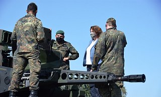 Major Daniel Ahnert (links) und die Soldaten des Panzergrenadierbataillons 212 informieren Vieregge über technische Details am Problem-Panzer. - Raphael Bartling Major Daniel Ahnert (links) und die Soldaten des Panzergrenadierbataillons 212 informieren Vieregge über technische Details am Problem-Panzer. - Raphael Bartling