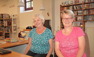 Erhalten nach Rückkehr zu den alten Öffnungszeiten der Stadtbücherei Barntrup Unterstützung von Ehrenamtlichen: die Mitarbeiterinnen Gudrun Tiedt (links) und Katrin Hütte. - Sylvia Frevert Erhalten nach Rückkehr zu den alten Öffnungszeiten der Stadtbücherei Barntrup Unterstützung von Ehrenamtlichen: die Mitarbeiterinnen Gudrun Tiedt (links) und Katrin Hütte. - Sylvia Frevert