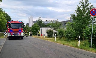 Vor dem Industriebetrieb im Bad Salzufler Ortsteil Lockhausen stehen Feuerwehrfahrzeuge. Der Brand in einem Trafohäuschen konnte schnell unter Kontrolle gebracht werden. - Andre Brokbartold/Feuerwehr Bad Salzuflen