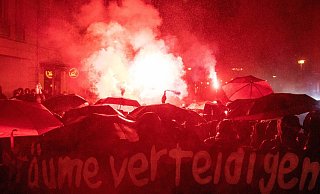Demonstranten zünden bei einer Demonstration Bengalische Feuer. - Foto: Christophe Gateau/dpa Demonstranten zünden bei einer Demonstration Bengalische Feuer. - Foto: Christophe Gateau/dpa