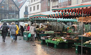 Trotz Nieselregen haben am Mittwoch einige Kunden den Weg auf den Lemgoer Wochenmarkt gefunden. - Carolin Brokmann-Förster