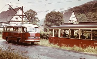 Personenverkehr auf der Extertalbahn: 1969 wurde die Bahn ganz durch den Bus ersetzt. Hier ein historisches Foto, das beide Verkehrsmittel vor Gut Ullenhausen zeigt. - Verkehrsbetriebe Extertal Personenverkehr auf der Extertalbahn: 1969 wurde die Bahn ganz durch den Bus ersetzt. Hier ein historisches Foto, das beide Verkehrsmittel vor Gut Ullenhausen zeigt. - Verkehrsbetriebe Extertal