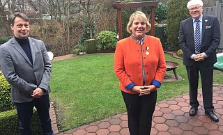 Aus den Händen von Fritz Unruhe (rechts) erhält Martina Hannen die Lions-Verdienstmedaille. Mit ihr freut sich Robert Sure, Präsident des Lions Clubs Lage. - Siegfried Mühlenweg