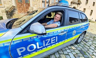Polizeihauptkommissar Bernd Jacobsmeyer im Streifenwagen vor der Burg, wo er sein Büro hat. - Michaela Weiße Polizeihauptkommissar Bernd Jacobsmeyer im Streifenwagen vor der Burg, wo er sein Büro hat. - Michaela Weiße