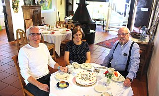 Hübsch eingedeckt: (von links) Hans Müller sowie Thea und Eckhard Wiehager sitzen an einem Tisch im Künstler-Café. Sie würden sich freuen, wenn ein Nachfolger gefunden wird. - Michaela Weiße Hübsch eingedeckt: (von links) Hans Müller sowie Thea und Eckhard Wiehager sitzen an einem Tisch im Künstler-Café. Sie würden sich freuen, wenn ein Nachfolger gefunden wird. - Michaela Weiße