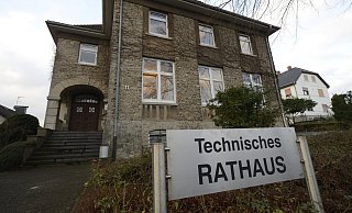 Für das frühere Technische Rathaus in Hohenhausen soll es einen neuen Besitzer geben. Die Gemeinde möchte ihre zurzeit kaum genutzte Immobile versteigern lassen. Das Schild auf dem Foto ist inzwischen abmontiert. - Karl-Heinz Krull