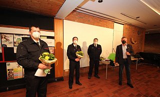 Staffelübergabe: Robin Brand (Zweiter von links) ist neuer Chef der Freiwilligen Feuerwehr Extertal. Er übernimmt das Amt von Mike Bartels (Zweiter von rechts). Brands Vize ist Axel Hoßbach (links). Ihnen gratuliert Bürgermeister Frank Meier. - Jens Rademacher