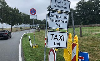 Zum Wilbaser Markt geht es auf der Straße nur bis zu den Parkplätzen, die Durchfahrt ist nicht möglich. - Silke Buhrmester Zum Wilbaser Markt geht es auf der Straße nur bis zu den Parkplätzen, die Durchfahrt ist nicht möglich. - Silke Buhrmester