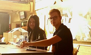 Evrim Eren (links) und Constantin Hohn ziehen die Lose. - Charlotte Thiel Evrim Eren (links) und Constantin Hohn ziehen die Lose. - Charlotte Thiel