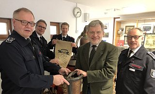Auf die Feierlichkeiten zum 150-jährigen Bestehen der Lemgoer Feuerwehr freuen sich (von links) Feuerwehrchef Klaus Wegener, Andreas Schröder, Christopher Gröne, Bürgermeister Dr. Reiner Austermann und Stephan Helms. - Till Brand