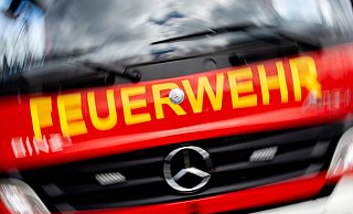 Die Feuerwehr wurde wegen eines brennenden Autos auf der A2 nahe Dortmund alarmiert. (Symbolbild) - Hauke-Christian Dittrich/dpa
