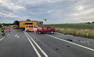 Der Kleinwagen ist durch den Unfall mit einem Traktor stark deformiert. Die Ostwestfalenstraße war in Höhe Retzen für etwa vier Stunden gesperrt. - Feuerwehr Bad Salzuflen Der Kleinwagen ist durch den Unfall mit einem Traktor stark deformiert. Die Ostwestfalenstraße war in Höhe Retzen für etwa vier Stunden gesperrt. - Feuerwehr Bad Salzuflen