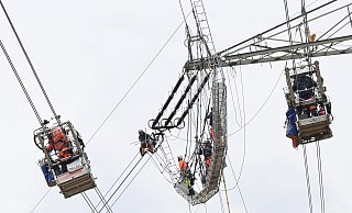 An Winkelabspannmasten treffen die Leiterseile zweier Abspannabschnitte aufeinander, diese werden mittels einer Schlaufe verbunden. - TenneT