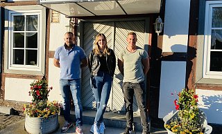 Die Lügder Unternehmer Patrick Kannengießer (links) und Daniel Peter haben den Fischanger in Schieder gekauft. Sie wollen das Traditionsgasthaus zu einer Art Spa-Hotel umbauen. Die Gesamtleitung wird Jasmin Whiting übernehmen. - Patrick Kannegießer