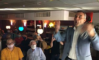 In der ersten Rede nach der Wahl zum Bürgermeister blickt Dirk Tolkemitt vor Anhängern im Glashaus gleich nach vorne.  - Thomas Reineke