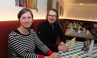 In Bielefeld gaben Manuela und Herbert Spriewald die Leitung eines Restaurants mit Hotelbetrieb auf, um die „Oase" übernehmen zu können. „Wir fühlen uns Augustdorf sehr verbunden", sagen sie. Zu Ihrem Team gehören sieben Küchen- und Servicekräfte. - Knut Dinter In Bielefeld gaben Manuela und Herbert Spriewald die Leitung eines Restaurants mit Hotelbetrieb auf, um die „Oase" übernehmen zu können. „Wir fühlen uns Augustdorf sehr verbunden", sagen sie. Zu Ihrem Team gehören sieben Küchen- und Servicekräfte. - Knut Dinter