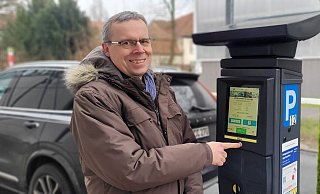 Jürgen Kleß an den Parkautomaten, die mit neuen Piktogrammen noch leichter zu handhaben sein sollen. - Katrin Kantelberg