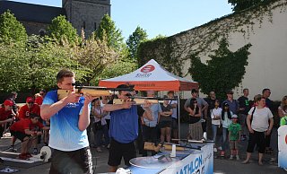 Mitten ins Schwarze: Auf Laufbändern müssen die Athleten die Langlaufstrecke zurücklegen, um anschließend mit dem Infrarotgewehr auf die Scheiben zu schießen – wie hier auf der vergangenen Biathlon-Tour. - www.biathlon-tour.de