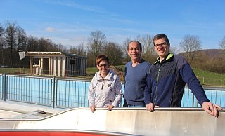 Freuen sich über die voranschreitenden Baumaßnahmen im Schiederaner Freibad: (von links) Dagmar Schultz (Vorsitzende des Fördervereins) und die Betreiber des Freibades, Rolf Stanislawski und Frank Erbs. - Michaela Weiße Freuen sich über die voranschreitenden Baumaßnahmen im Schiederaner Freibad: (von links) Dagmar Schultz (Vorsitzende des Fördervereins) und die Betreiber des Freibades, Rolf Stanislawski und Frank Erbs. - Michaela Weiße